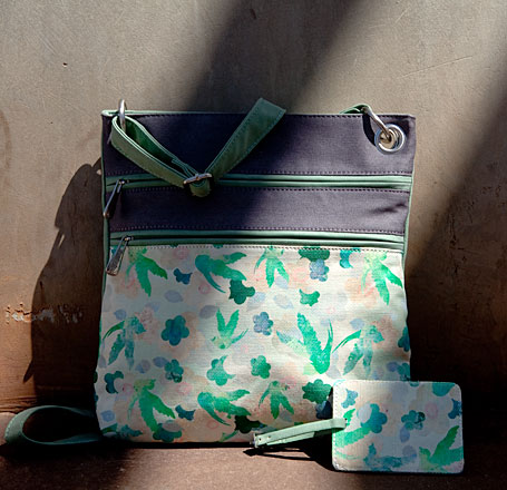 b.sirius giveaway prize - Melbourne Bag and Fly Away Luggage Tag in Summer Sky, photo by Carolyn Price b.sirius giveaway prize - Melbourne Bag and Fly Away Luggage Tag in Summer Sky, photo by Carolyn Price